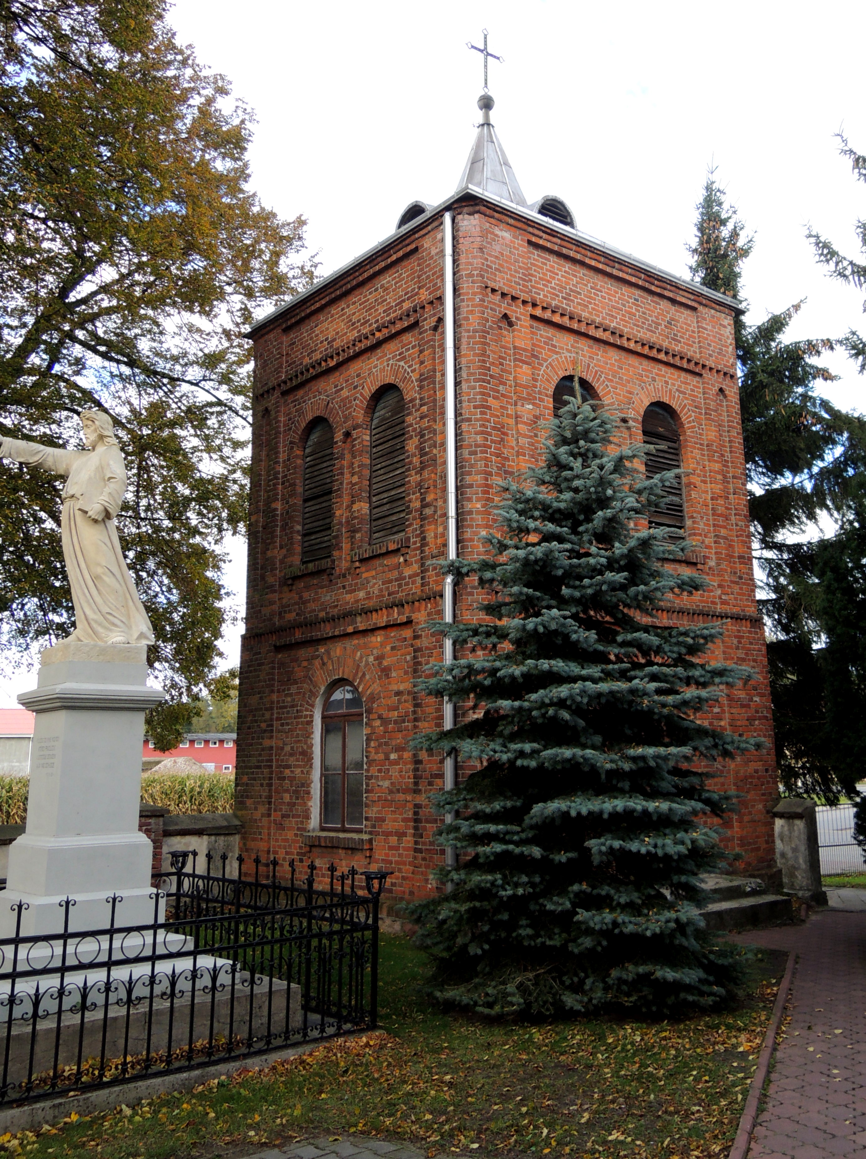 Obraz przedstawia dzwonnicę przy kościele pw. Św. Wawrzyńca w Kocierzewie